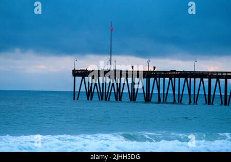Pier am späten Nachmittag in Ventura, Kalifornien Stockfoto