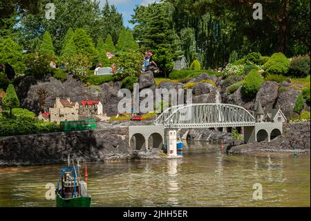 Billund, Dänemark - Juni 25 2011: Brücke in lego im Legoland Billund gebaut. Stockfoto