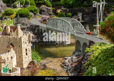 Billund, Dänemark - Juni 25 2011: Brücke in lego im Legoland Billund gebaut. Stockfoto