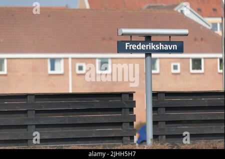 Frederikshavn, Dänemark - 22 2011. April: Bahnhofschild in Frederikshavn. Stockfoto