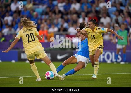 Die Italienerin Barbara Bonansea schießt während des UEFA Women's Euro 2022 Gruppe D Spiels im Manchester City Academy Stadium, Manchester. Bilddatum: Montag, 18. Juli 2022. Stockfoto