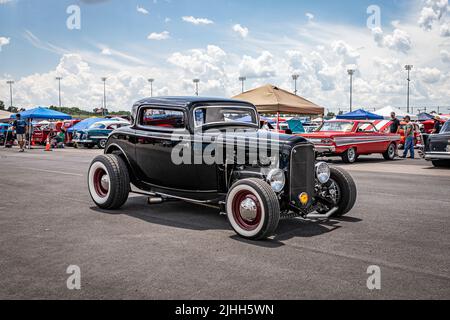 Libanon, TN - 14. Mai 2022: 1932 Ford Three Window Coupe auf einer lokalen Automesse. Stockfoto