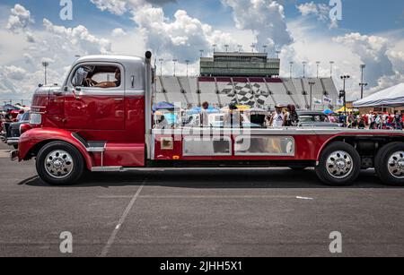 Libanon, TN - 14. Mai 2022: 1947 Dodge COE Stake Bed Truck auf einer lokalen Automesse. Stockfoto