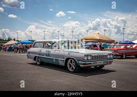 Libanon, TN - 14. Mai 2022: Personalisierter 1964 Chevrolet Biscayne Station Wagon auf einer lokalen Automesse. Stockfoto