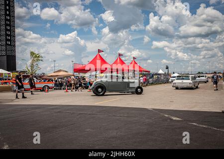 Libanon, TN - 14. Mai 2022: 1932 Ford Three Window Coupe auf einer lokalen Automesse. Stockfoto