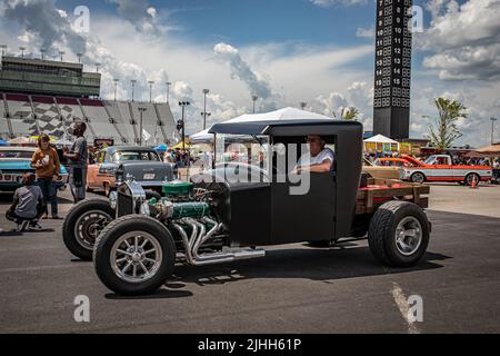 Libanon, TN - 14. Mai 2022: Angepasster 1923 Ford T Bucket auf einer lokalen Automesse. Stockfoto