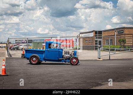 Libanon, TN - 14. Mai 2022: 1932 Ford Hot Rod Pickup Truck auf einer lokalen Automesse. Stockfoto