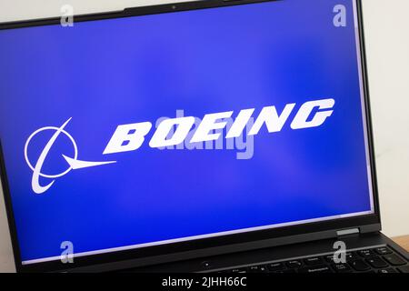 KONSKIE, POLEN - 18. Juli 2022: Boeing-Logo auf dem Laptop-Bildschirm Stockfoto