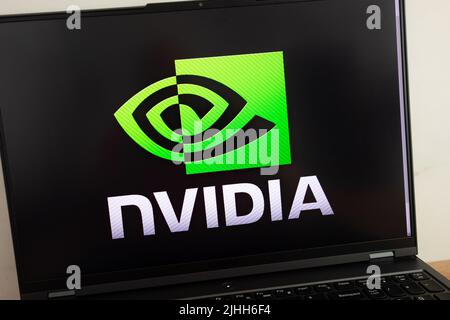 KONSKIE, POLEN - 18. Juli 2022: Das Logo der NVIDIA Corporation wird auf dem Bildschirm des Laptops angezeigt Stockfoto