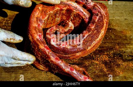 Rohe Schweineribs mit Gewürzen (reiben) zum Grillen. Stockfoto