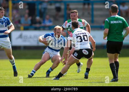 Halifax, Großbritannien. 17.. Juli 2022. Halifax Panthers Captain Brandon Moore läuft am 17. Juli 2022 beim Betfred Championship-Spiel zwischen Halifax RLFC und Workington Town im Shay Stadium, Halifax, Großbritannien, gegen den ehemaligen Teamkollegen Curtis Davies. Foto von Simon Hall. Nur zur redaktionellen Verwendung, Lizenz für kommerzielle Nutzung erforderlich. Keine Verwendung bei Wetten, Spielen oder Veröffentlichungen einzelner Clubs/Vereine/Spieler. Kredit: UK Sports Pics Ltd/Alamy Live Nachrichten Stockfoto