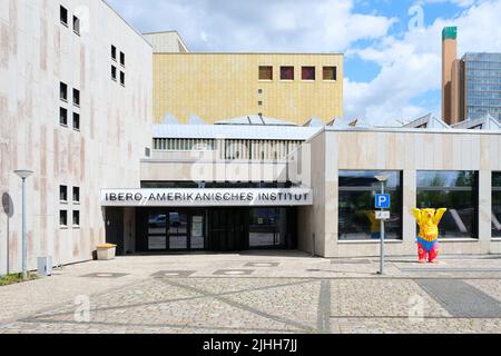 Berlin, 11. Juli 2022, Eingang zum Iberoamerikanischen Institut mit Kumpel-Bär in der Potsdamer Straße. Stockfoto