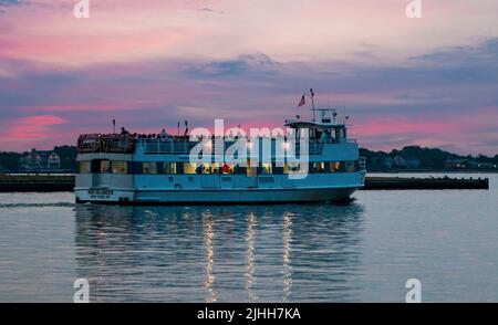 Bay Shore, New York, USA - 14. Juli 2022: Eine Fire Island Fähre bringt Passagiere nach Fire Island bei Sonnenaufgang. Stockfoto