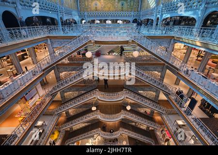 Paris, Frankreich - Mai, 2022: Schönes Interieur im Jugendstilstil von La Samaritaine, einem großen Kaufhaus in Paris, Frankreich. Stockfoto