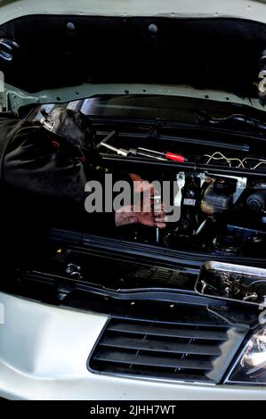 Mechaniker, Hand, Schlüssel, Schwere, schmutzige, Werkstatt, Automotive, Industrie, Sicherheit, Hygiene, Werkzeuge, menschliche, Job, nach Stunden, Geschäft, Erfolg, Reparatur Stockfoto