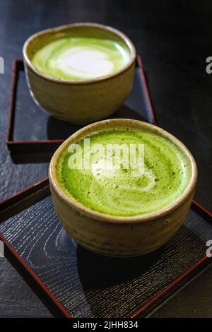 Matcha Latte in traditionellen japanischen Tassen (Katsute 100 Cafe, Brick Lane, London, Großbritannien) Stockfoto