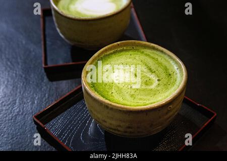 Matcha Latte in traditionellen japanischen Tassen (Katsute 100 Cafe, Brick Lane, London, Großbritannien) Stockfoto