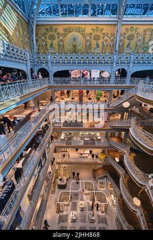 Paris, Frankreich - Mai, 2022: Schönes Interieur im Jugendstilstil von La Samaritaine, einem großen Kaufhaus in Paris, Frankreich. Stockfoto