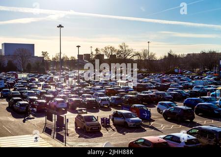 Parkplatz voll mit Autos im Tesco Supermarkt in Stevenage, Hertfordshire, Großbritannien Stockfoto