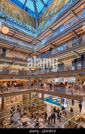 Paris, Frankreich - Mai, 2022: Schönes Interieur im Jugendstilstil von La Samaritaine, einem großen Kaufhaus in Paris, Frankreich. Stockfoto