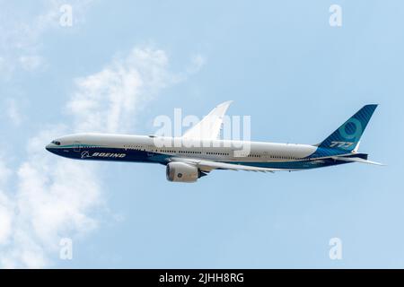 18. Juli 2022. Der 1. Tag der Farnborough International Airshow findet in Hampshire, England, Großbritannien statt. Eine Boeing 777X führt ein fliegendes Display aus. Stockfoto