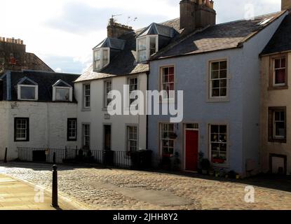 Schottische Stadt, malerische Häuser an einer Kopfsteinpflasterstraße, South Queensferry, Schottland, Großbritannien Stockfoto