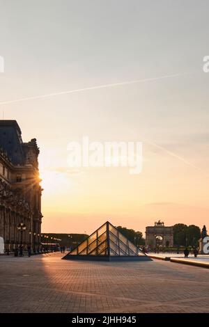Pyramide des Louvre Museums (der große Louvre) in Paris, eines der größten Museen der Welt und ein historisches Denkmal. Stockfoto