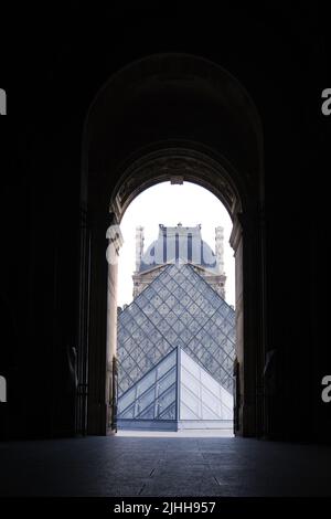 Pyramide des Louvre Museums (der große Louvre) in Paris, eines der größten Museen der Welt und ein historisches Denkmal. Stockfoto