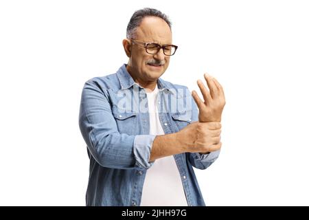 Reifer Mann, der an Arthritis leidet und seine schmerzhafte Hand isoliert auf weißem Hintergrund hält Stockfoto