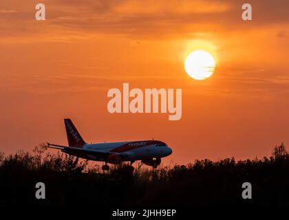 Luton, Großbritannien. 18.. Juli 2022. Easy Jet-Flugzeug landet bei Sonnenuntergang am Flughafen Luton, nachdem ein kleiner Teil der Start- und Landebahn aufgrund der hohen Temperaturen heute Nachmittag in Luton, Großbritannien, am 7/18/2022 angehoben wurde. (Foto von Richard Washbrooke/News Images/Sipa USA) Quelle: SIPA USA/Alamy Live News Stockfoto