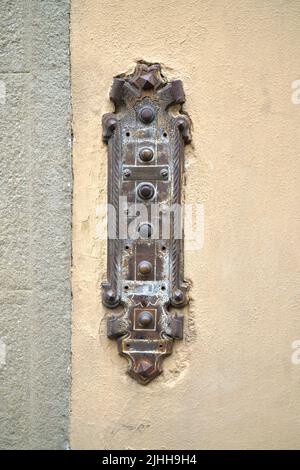 Ornamentale Türglocken in Florenz Italien Stockfoto