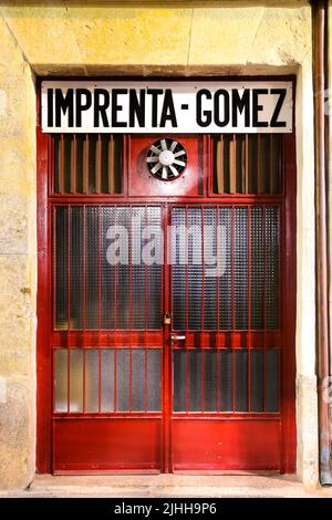 Cartagena, Murcia, Spanien- 17. Juli 2022:Rote geschlossene Aluminiumtür mit Fan der Druckerei Gomez Stockfoto