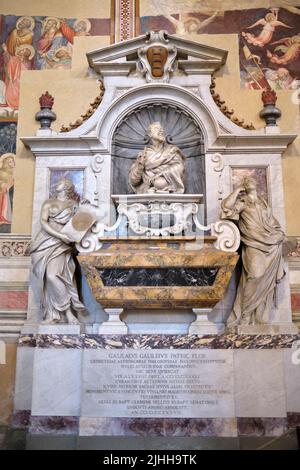 Monumentalgrab von Galileo Galilei, 1737, in der Basilika di Santa Croce Florenz Italien Stockfoto