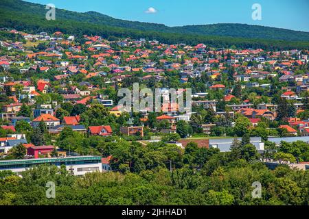 Blick auf den Bezirk Zabor während des Tages von den Mauern der Festung Nitragrad, Nitra, Slowakei Stockfoto