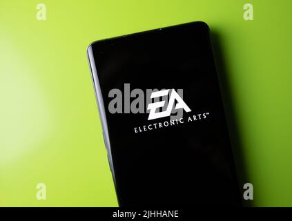 EA-Logo für elektronische Künste auf Smartphone mit Kopierbereich Stockfoto