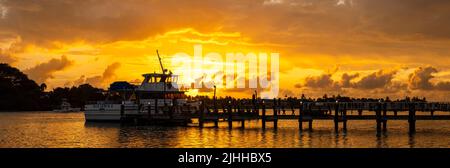 Ein wunderschöner Sonnenaufgang über dem Hafen Stockfoto