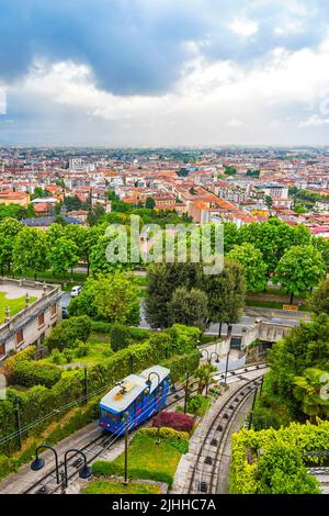 Bergamo , Italien - 24. April 2019: Standseilbahn Oberstadt - Unterstadt (Italienisch: Funicolare Citta Alta). Verbindet den historischen Kern von Citta Alta wit Stockfoto