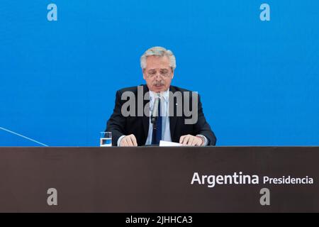 Buenos Aires, Argentinien, 18.. Juli 2022. Präsident Alberto Fernández leitete zusammen mit dem Minister für öffentliche Arbeiten, Gabriel Katopodis, die Präsentation des Infrastrukturplans Argentina Grande für die Entwicklung der Nation. (Quelle: Esteban Osorio/Alamy Live News) Stockfoto