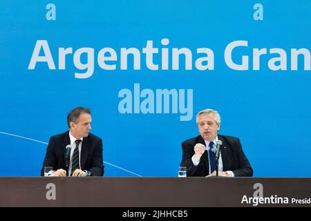 Buenos Aires, Argentinien, 18.. Juli 2022. Präsident Alberto Fernández leitete zusammen mit dem Minister für öffentliche Arbeiten, Gabriel Katopodis, die Präsentation des Infrastrukturplans Argentina Grande für die Entwicklung der Nation. (Quelle: Esteban Osorio/Alamy Live News) Stockfoto