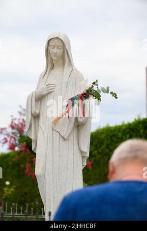 Statue der Jungfrau Maria, der Königin des Friedens, vor der Kirche des hl. Jakobus in Medjugorje, Bosnien und Herzegowina. 2021-08-03. Stockfoto