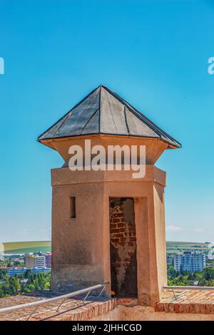 Aussichtsturm auf der oberen Wand der Burg Nitrograd in Nitra, Slowakei. Stockfoto