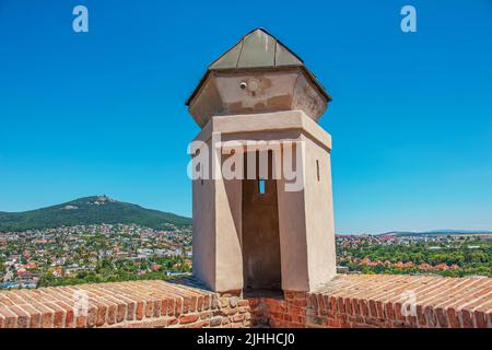 Aussichtsturm auf der oberen Wand der Burg Nitrograd in Nitra, Slowakei. Stockfoto