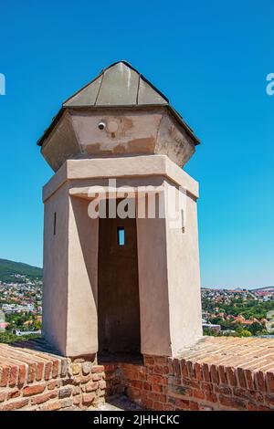 Aussichtsturm auf der oberen Wand der Burg Nitrograd in Nitra, Slowakei. Stockfoto