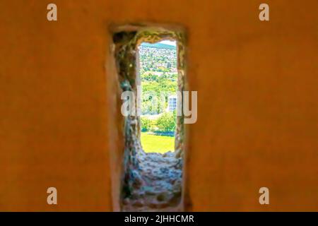Blick auf die Stadt von der Schlupfloch des Aussichtsturms an der oberen Wand der Burg Nitrograd in Nitra, Slowakei. Stockfoto