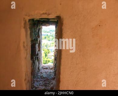 Blick auf die Stadt von der Schlupfloch des Aussichtsturms an der oberen Wand der Burg Nitrograd in Nitra, Slowakei. Stockfoto
