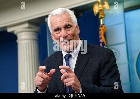 Jared Bernstein, Mitglied des Wirtschaftsberaters im Weißen Haus, spricht am 18. Juli 2022 bei einer Pressekonferenz im Weißen Haus in Washington, DC. Quelle: Yuri Gripas/Pool via CNP /MediaPunch Stockfoto