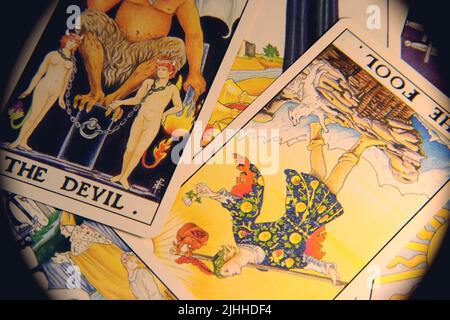 Traditionelle Tarot-Karten, die in einem unordentlichen Stapel auf einer flachen Oberfläche liegen, nah genug, um jedes Detail zu sehen. Echte Farben. Kein Filter. Stockfoto