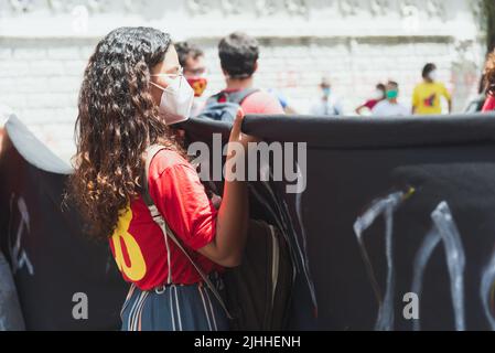 Salvador, Bahia, Brasilien - 02. Oktober 2021: Protestler trägt bei einer Demonstration gegen Präsident Jair Bolsonaro in der Stadt Salvador ein Transparent. Stockfoto