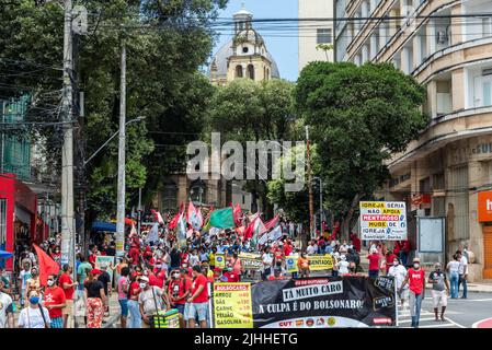 Salvador, Bahia, Brasilien - 02. Oktober 2021: Protestler trägt bei einer Demonstration gegen Präsident Jair Bolsonaro in der Stadt Salvador ein Transparent. Stockfoto