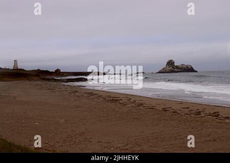 Die Piedras Blancas Light Station nördlich von San Simeon, CA, vom Boucher Trail aus gesehen, der um und hinter ihm herumläuft. Fotos, die am Vormittag aufgenommen wurden. Stockfoto